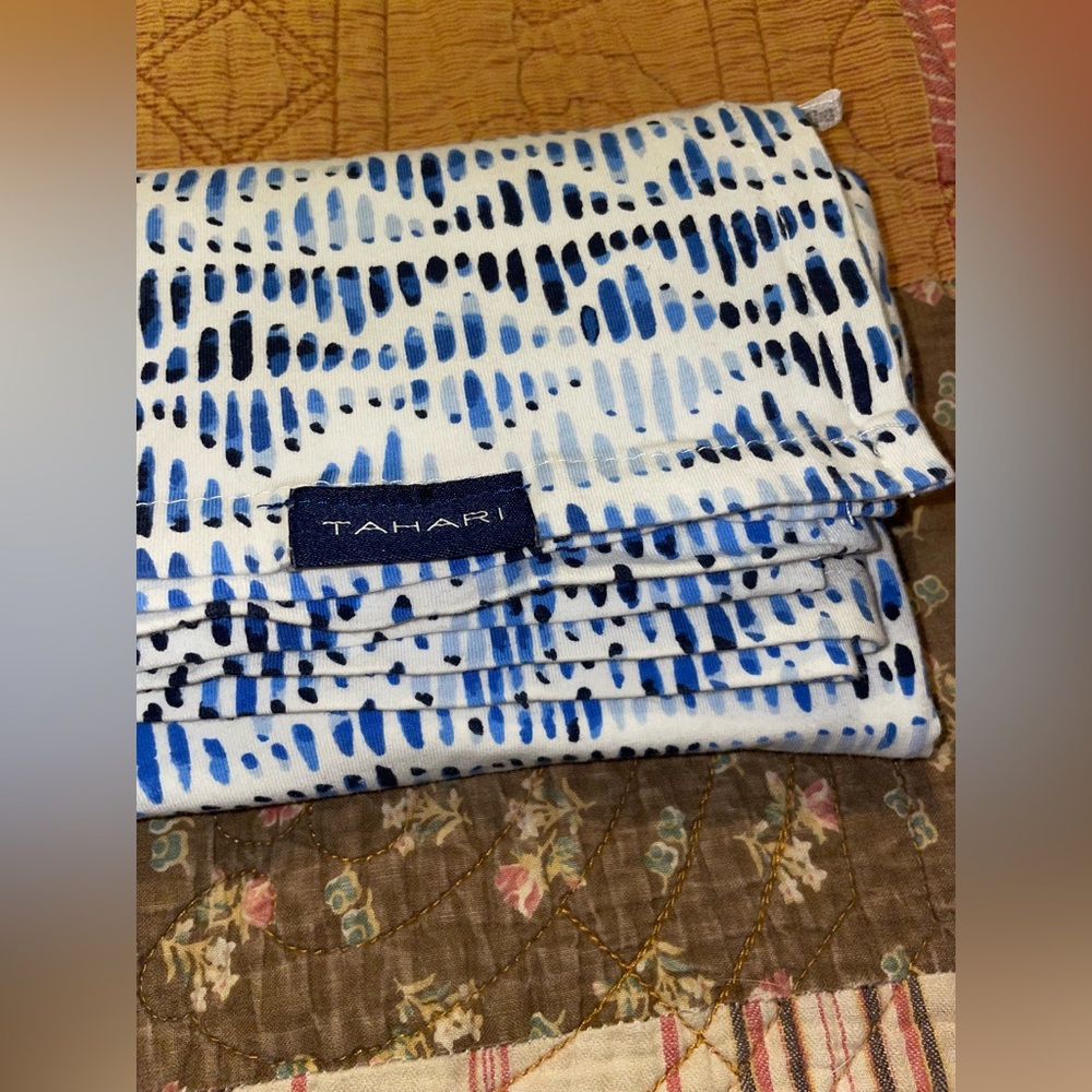 TAHARI baby swaddle